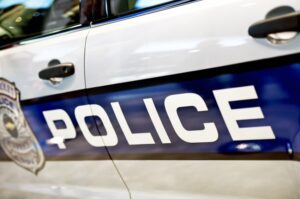 Voiture de police avec gyrophares allumés lors d'une interception routière, illustrant les conséquences d'une fuite policière sur la suspension du permis de conduire.
