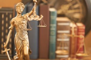 Avocat en droit criminel préparant une stratégie de défense immédiate face à une fausse accusation d'agression sexuelle au Québec.
